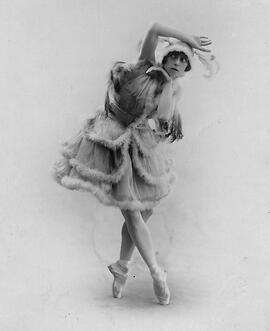 Photograph of Phyllis Bedells, in Le Lac des Cygnes, 1920